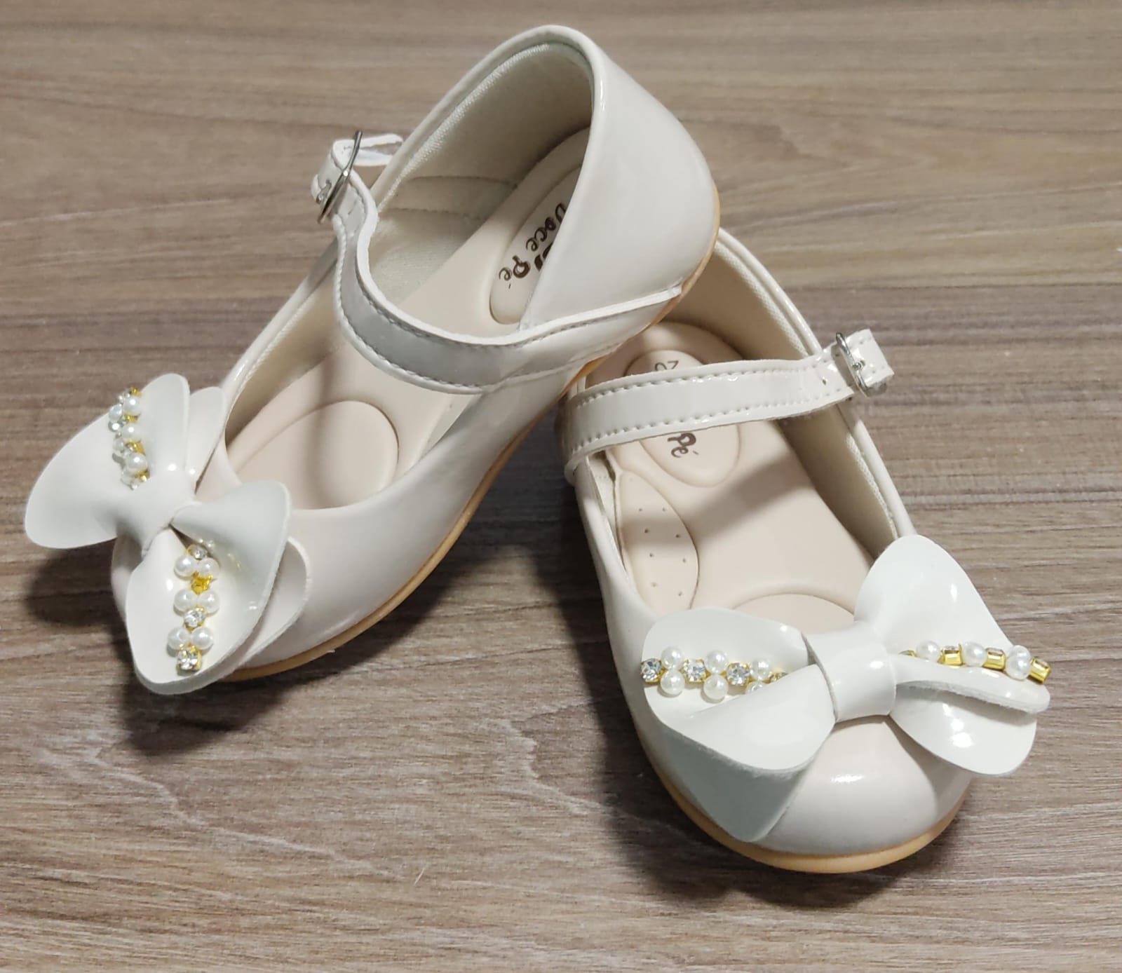 Sapatinho Infantil Marfim Verniz C/ Aplique de Lacinho Pérolas