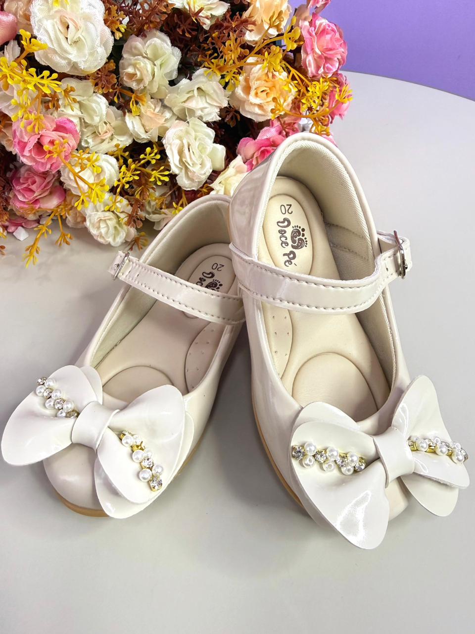 Sapatinho Infantil Marfim Verniz C/ Aplique de Lacinho Pérolas