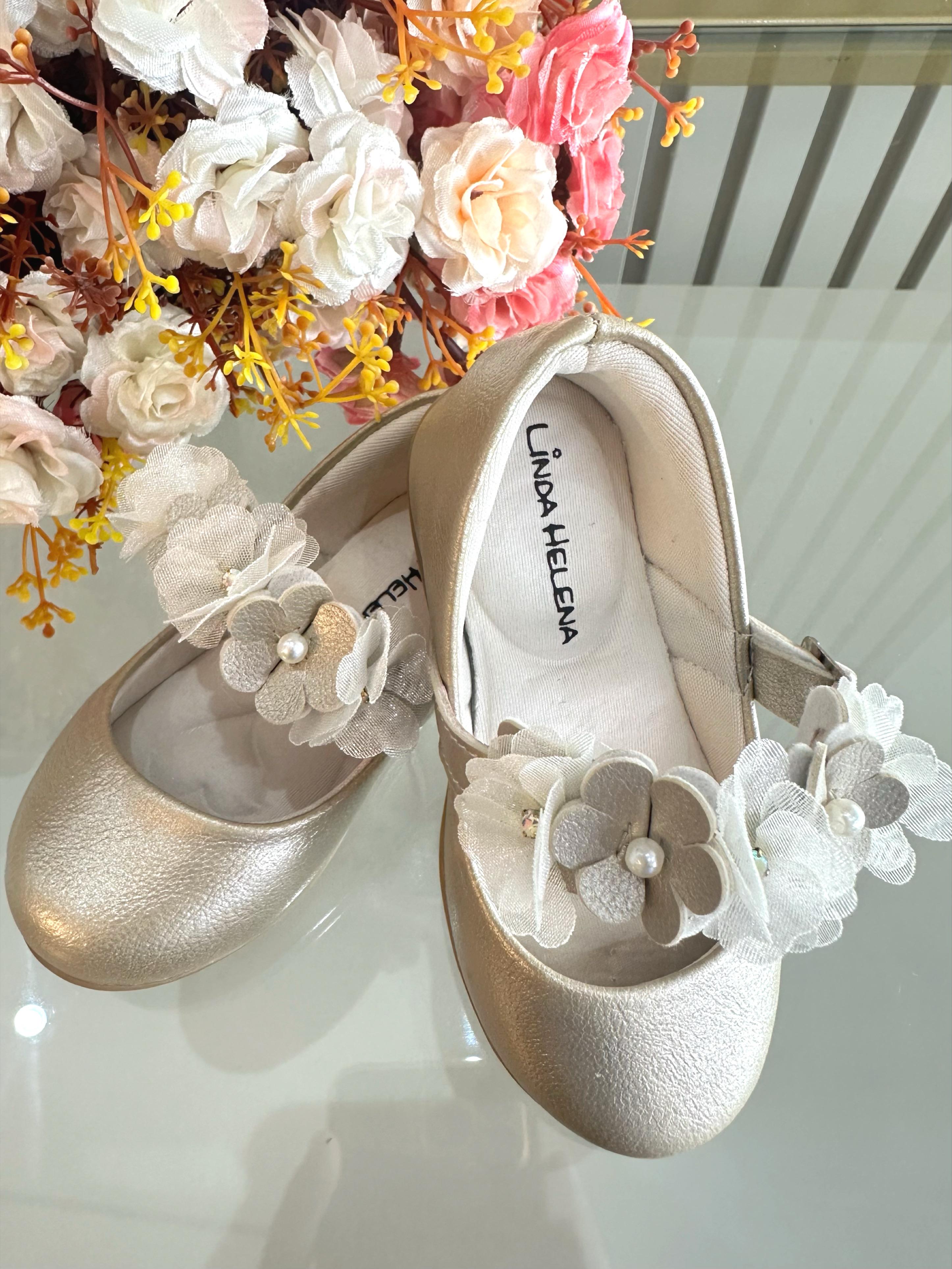 Sapatinho Infantil Ouro Fosco Com Aplique de Flores Luxo