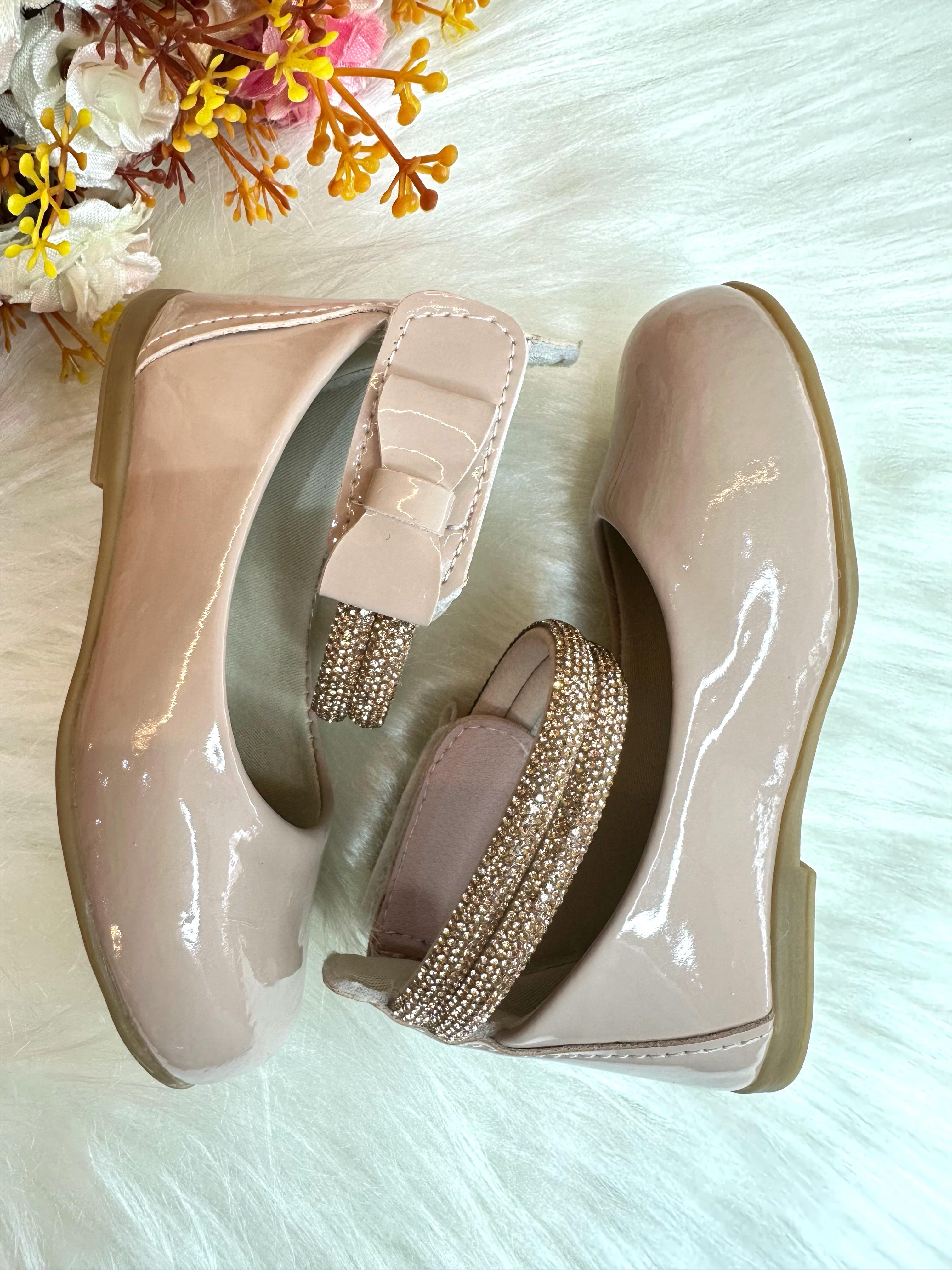 Sapatinho Nude Tiras Com Strass e Aplique de Lacinho
