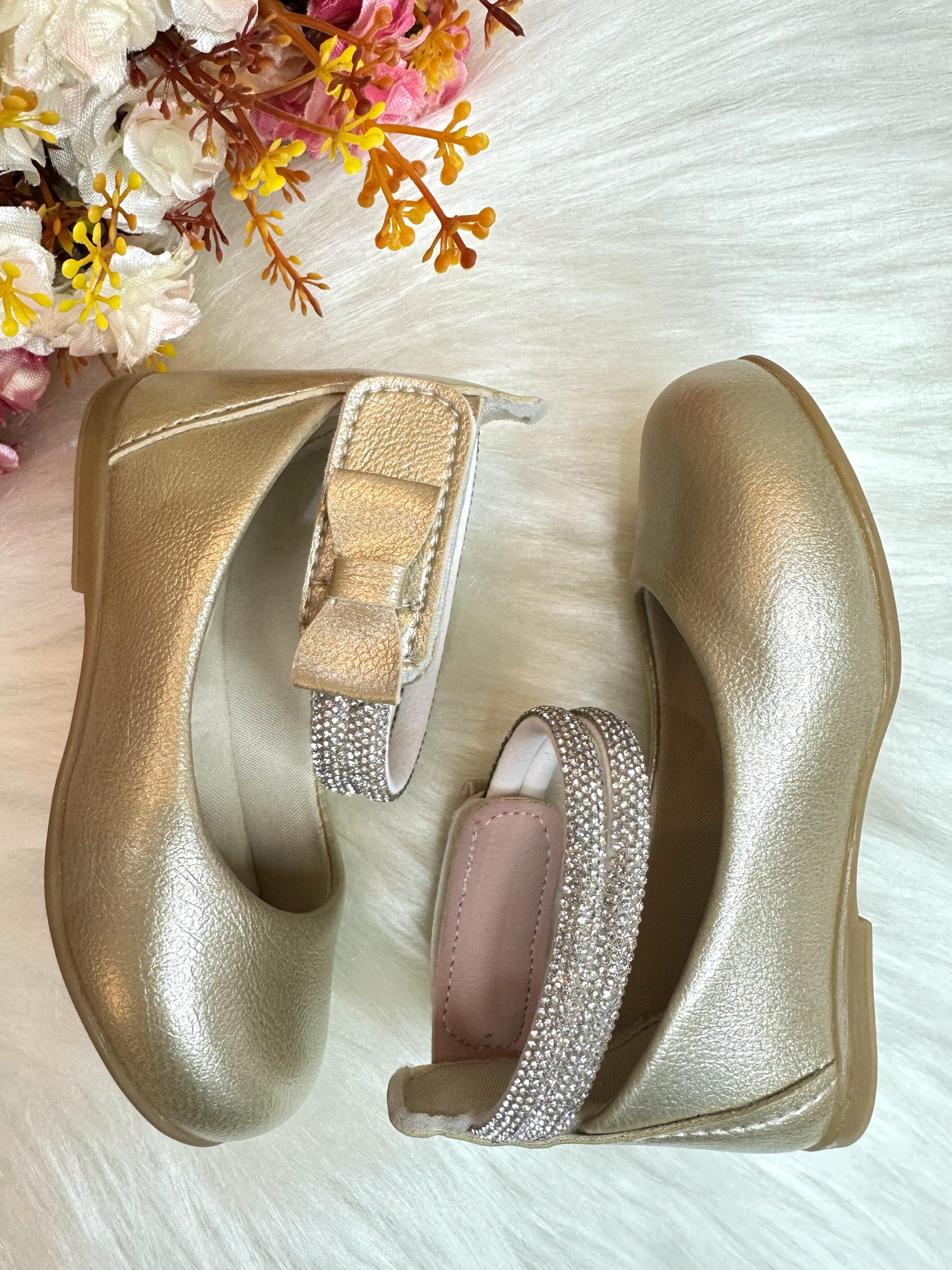 Sapatinho Ouro Fosco Tiras Com Strass e Aplique de Lacinho