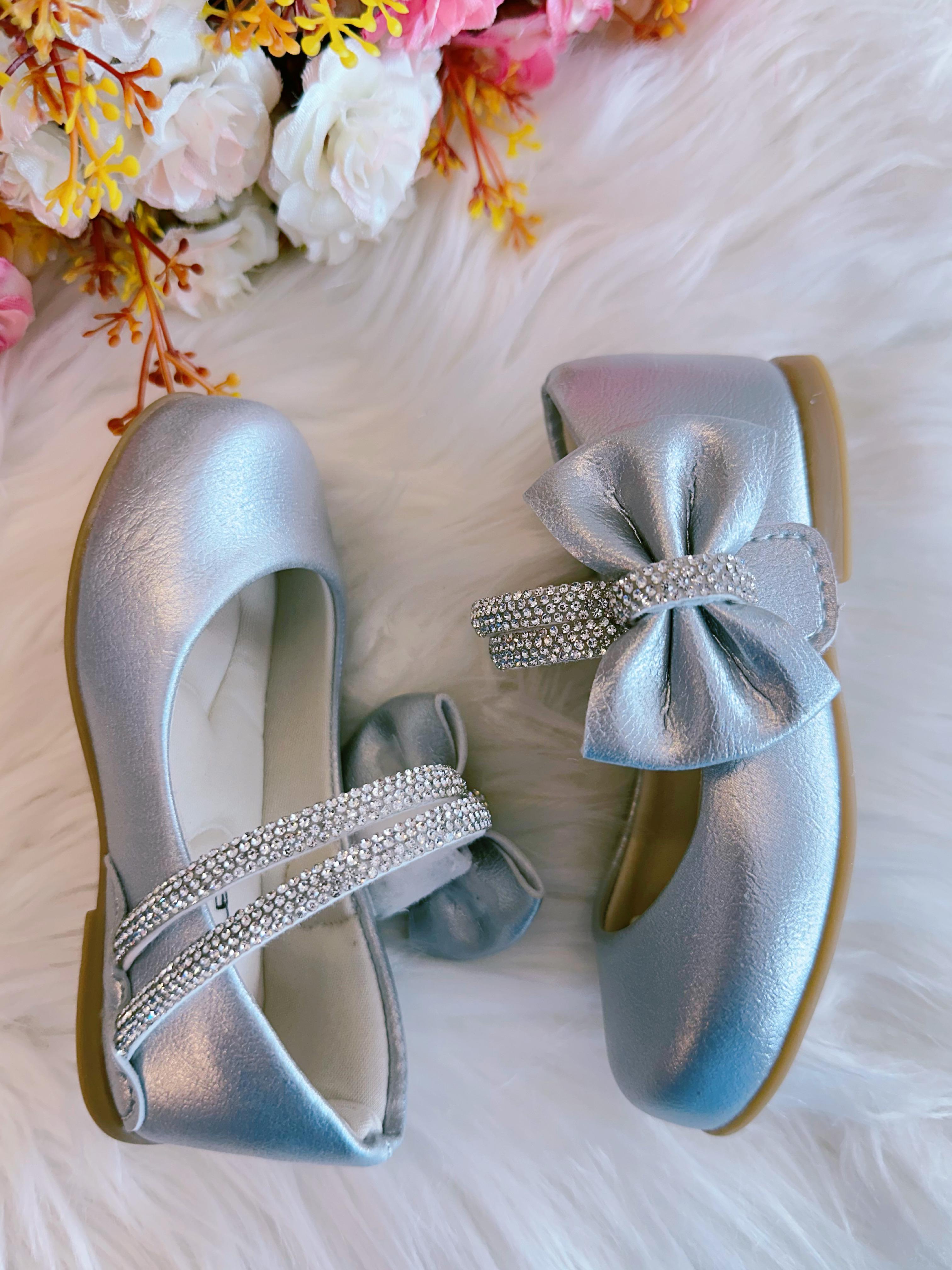 Sapatinho Prata Fosco Aplique de Lacinho e Tiras C/ Strass