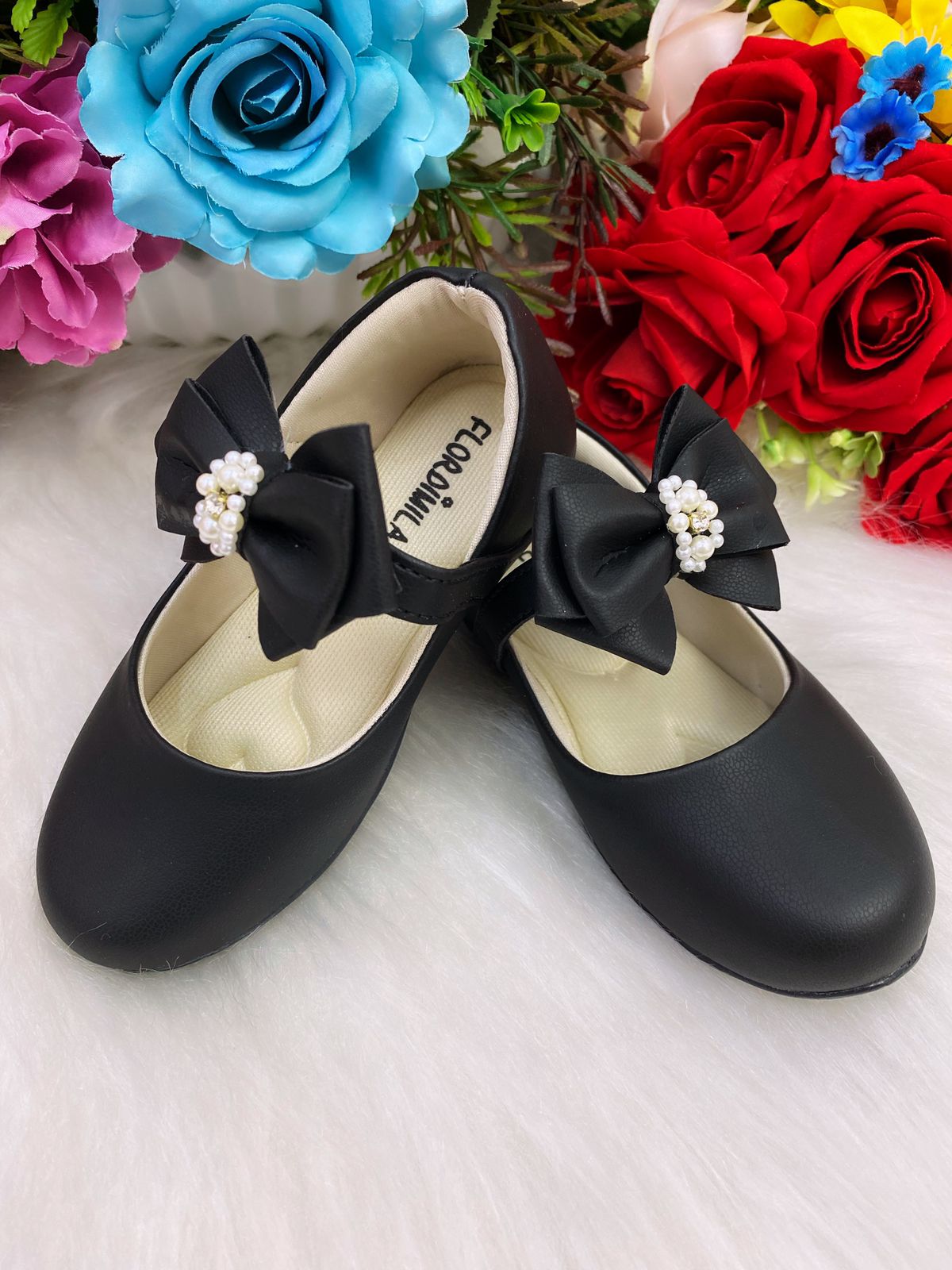 Sapatinho Preto Fosco Laço Pérolas e Strass