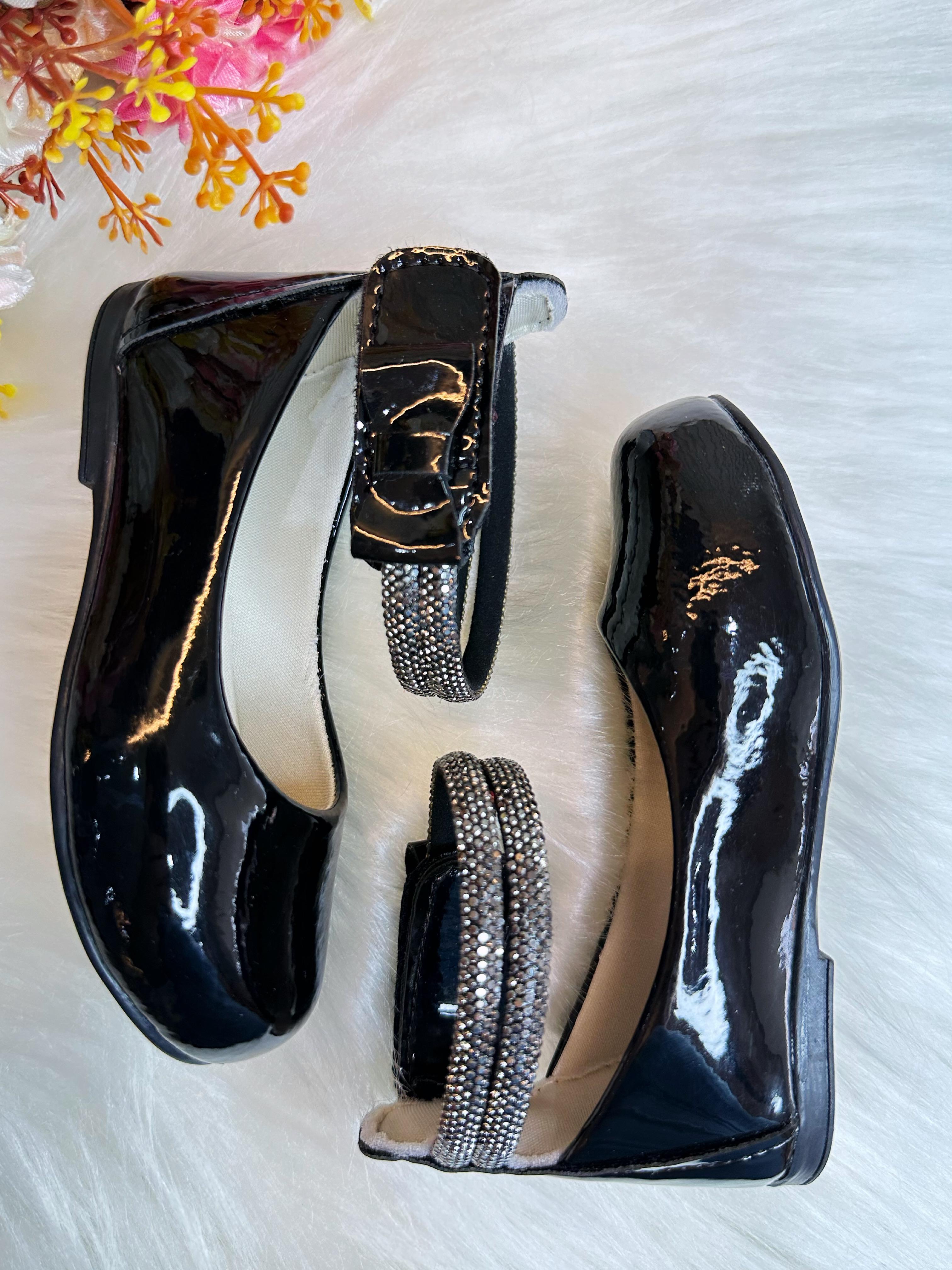 Sapatinho Preto Tiras Com Strass e Aplique de Lacinho