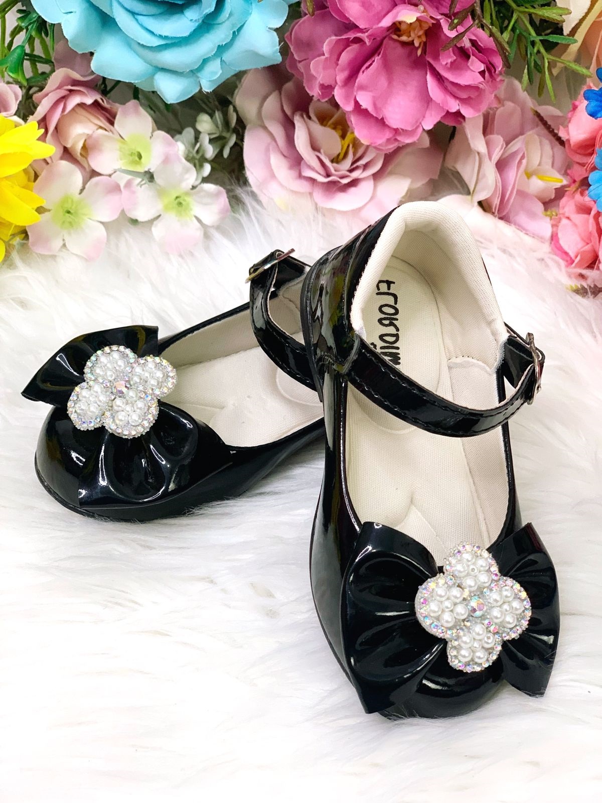 Sapatinho Preto Verniz Com Lacinho e Flor Strass Pérolas