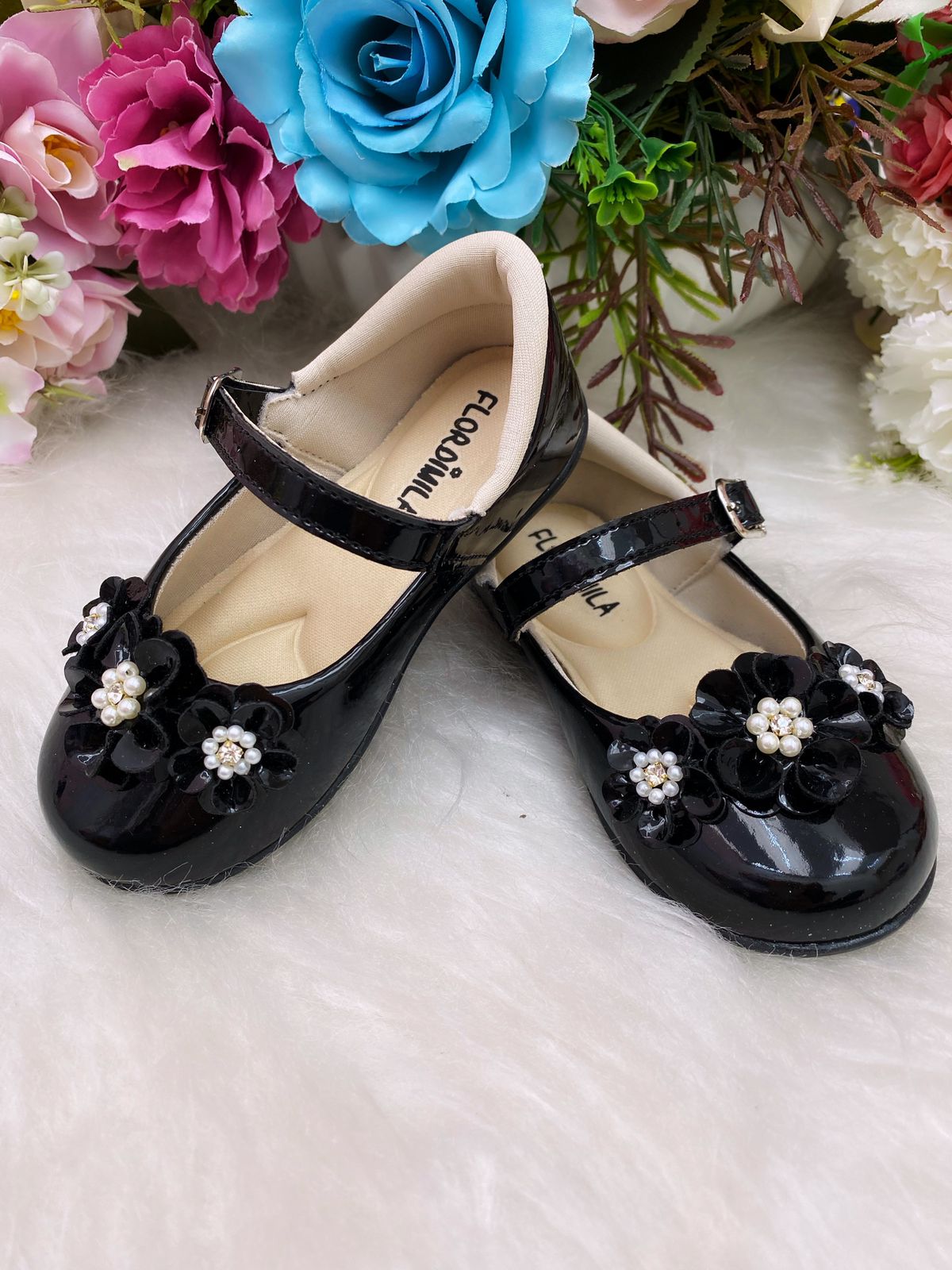 Sapatinho Preto Verniz Flor Pérolas e Strass