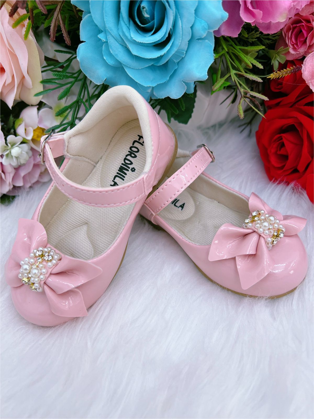 Sapatinho Rosa Verniz Com Lacinho e Pérolas Strass
