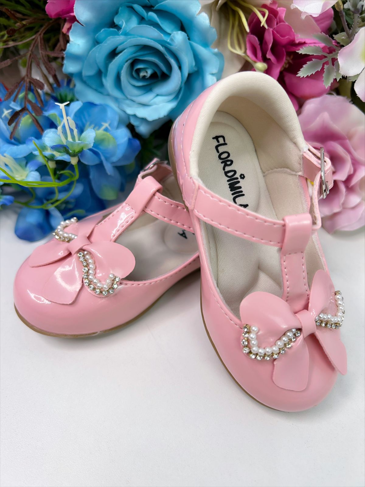 Sapatinho Rosa Verniz de Lacinho Com Strass e Pérolas