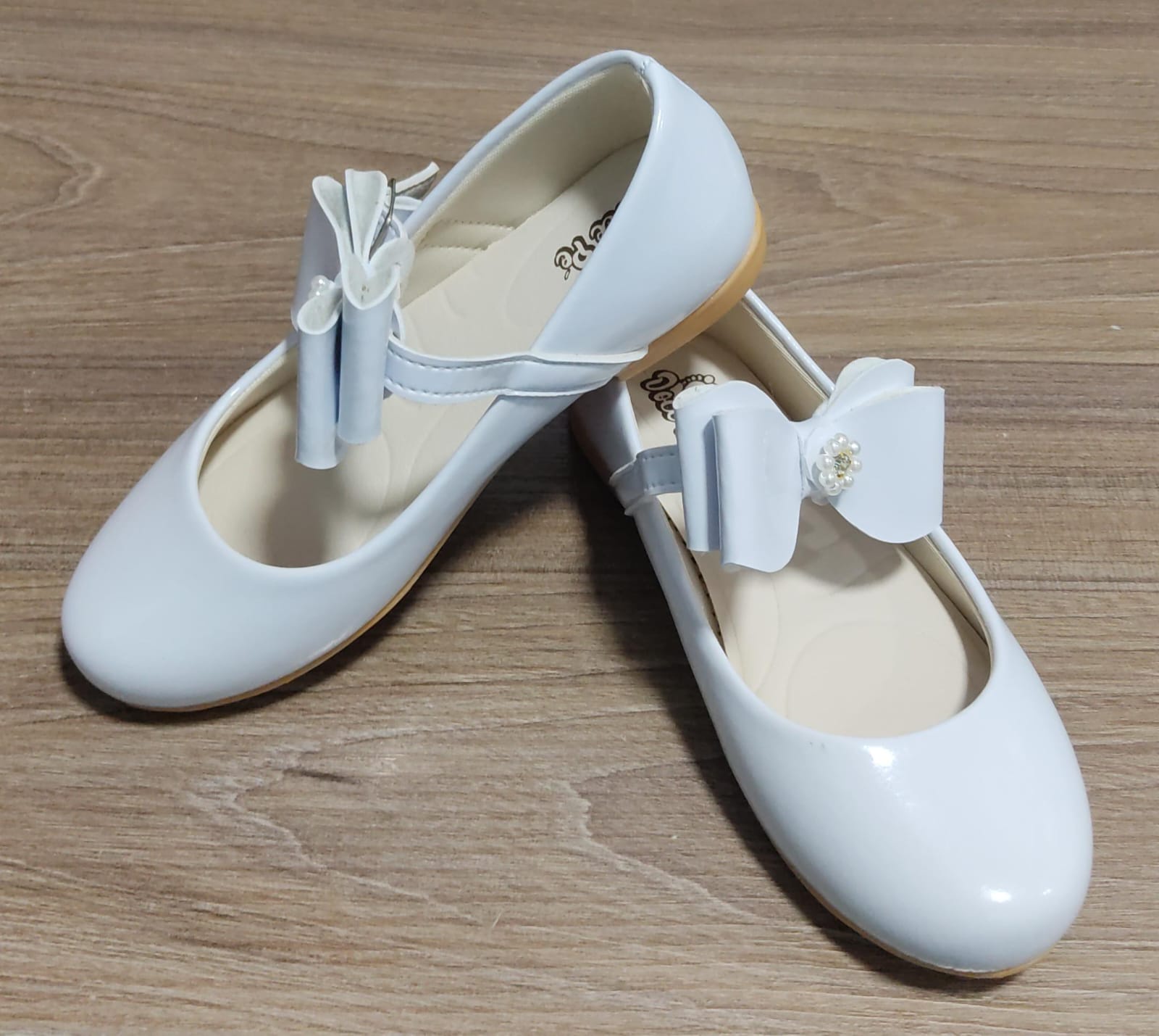 Sapatinho Branco Verniz C/ Lacinho e Flor de Strass