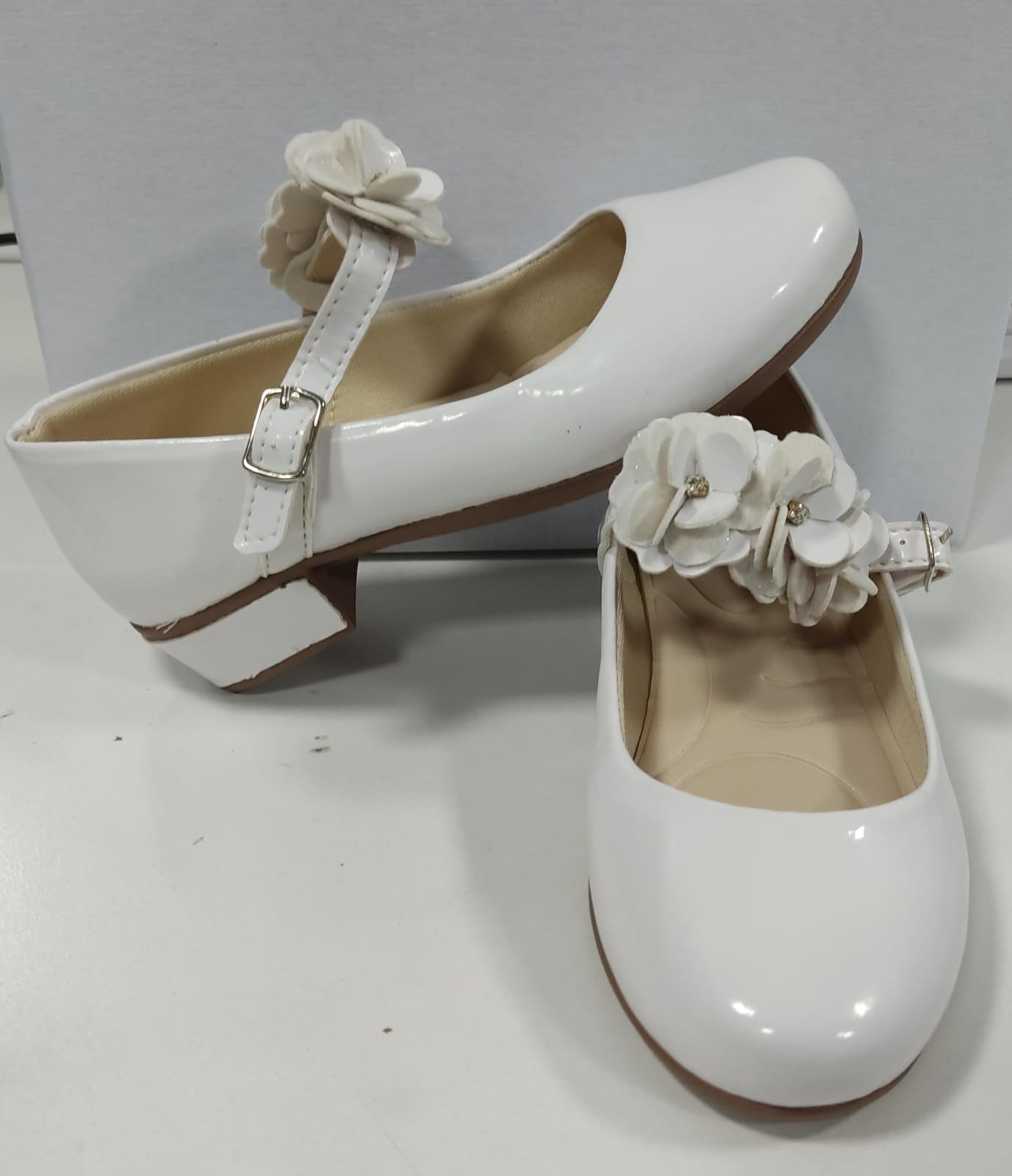 Sapatinho C/ Salto Branco Verniz Aplique de Florzinhas e Strass
