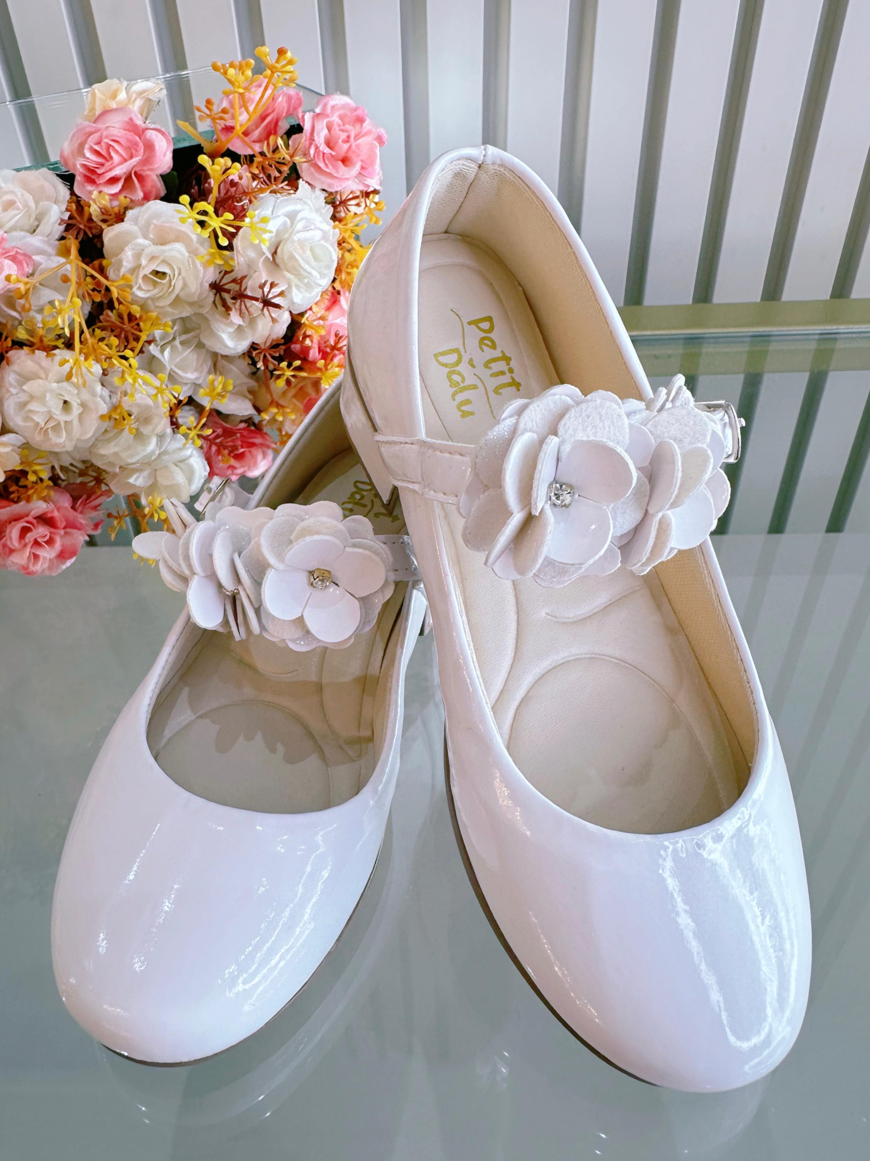 Sapatinho C/ Salto Branco Verniz Aplique de Florzinhas e Strass