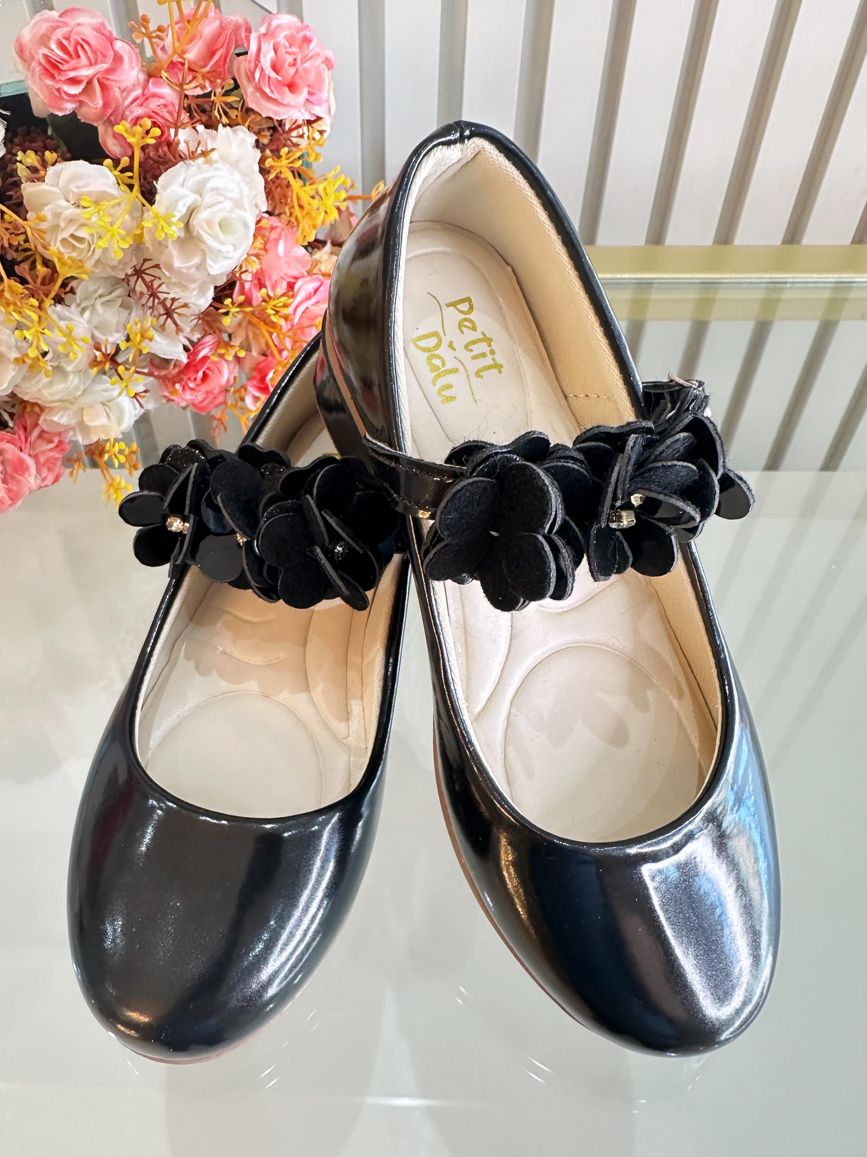 Sapatinho C/ Salto Preto Verniz Aplique de Florzinhas e Strass