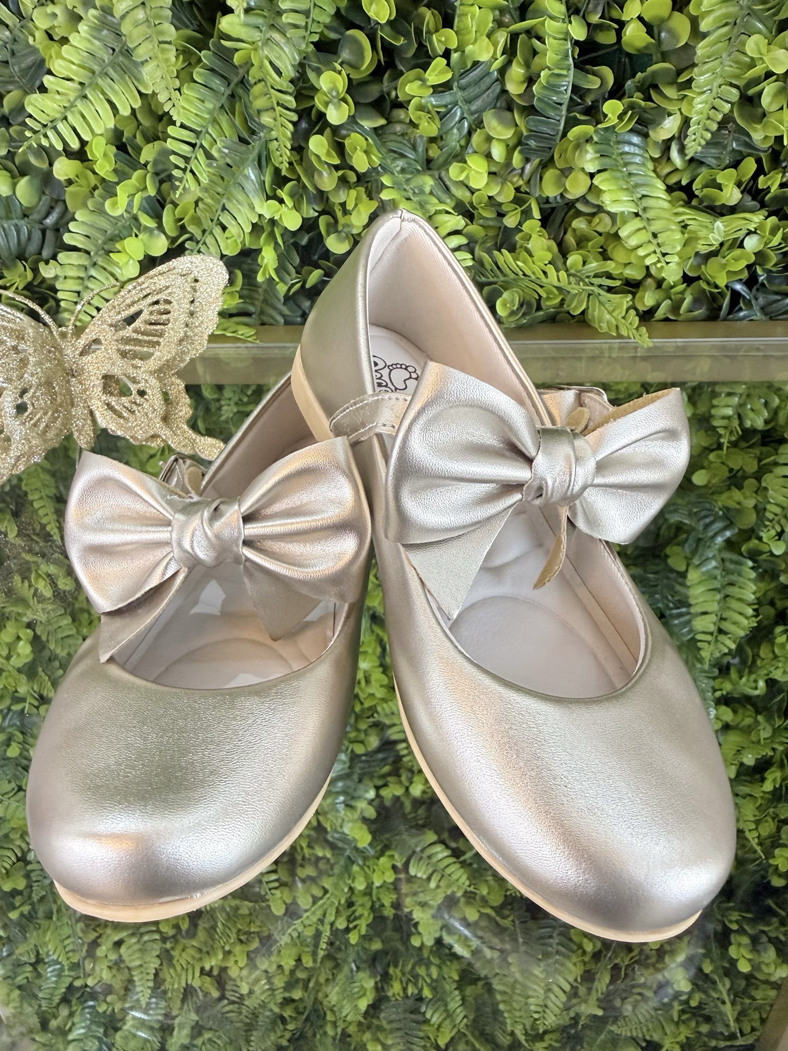 Sapatinho Dourado Com Aplique de Laço Luxo
