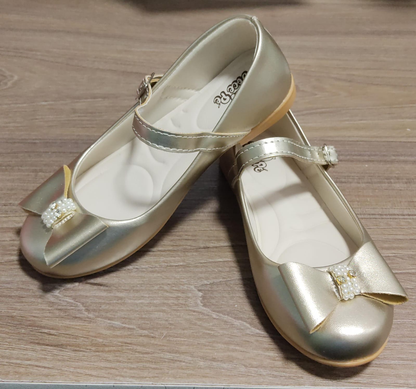 Sapatinho Dourado Fosco C/ Aplique de Lacinho e Strass