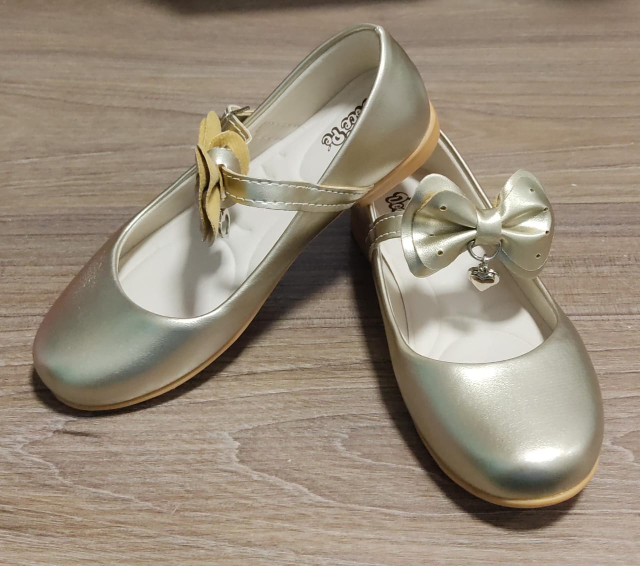 Sapatinho Dourado Fosco C/ Lacinho e Pinjente Luxo