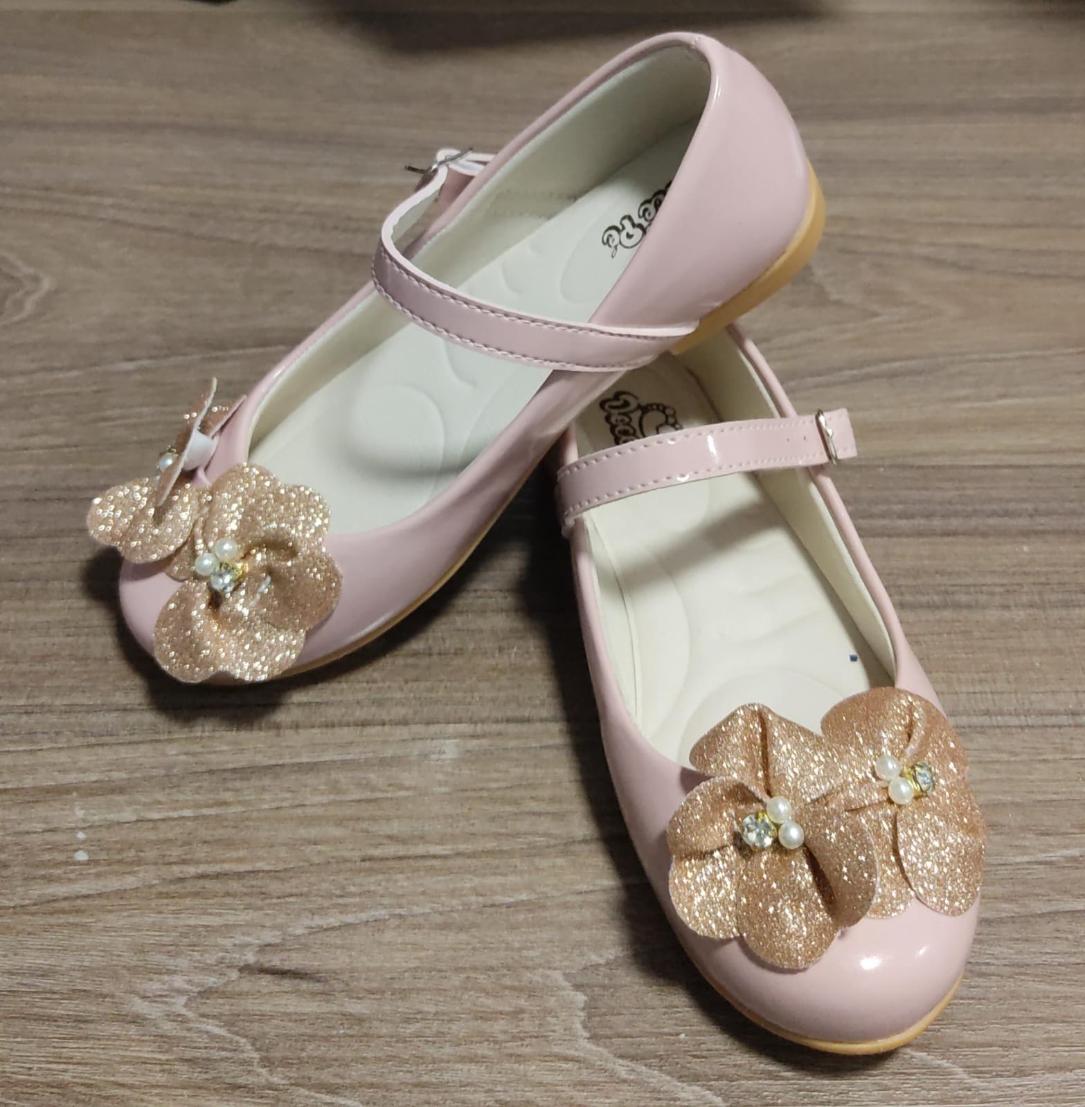 Sapatinho Nude Verniz C/ Aplique de Flores Glitter Luxo