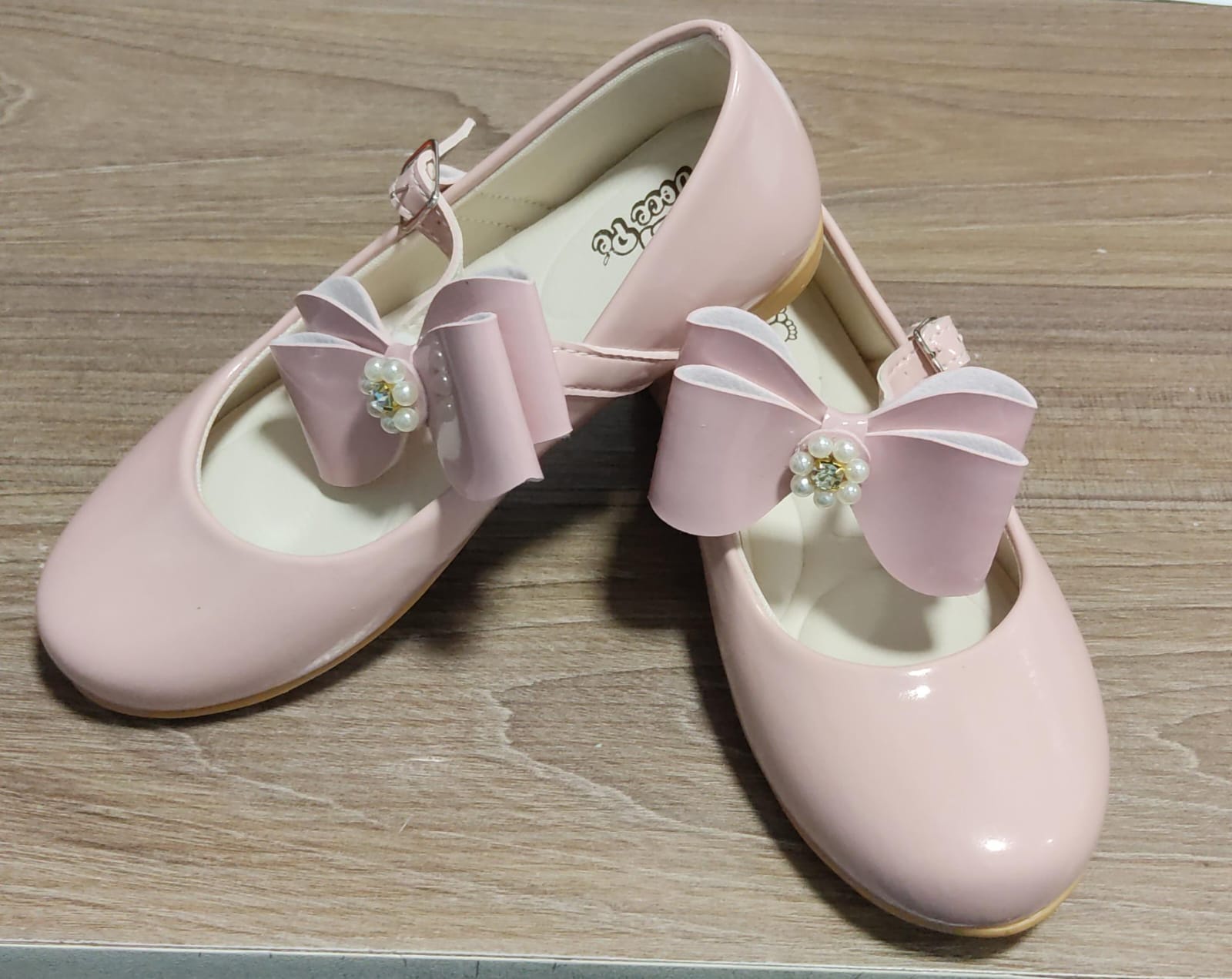 Sapatinho Nude Verniz C/ Lacinho e Flor de Strass