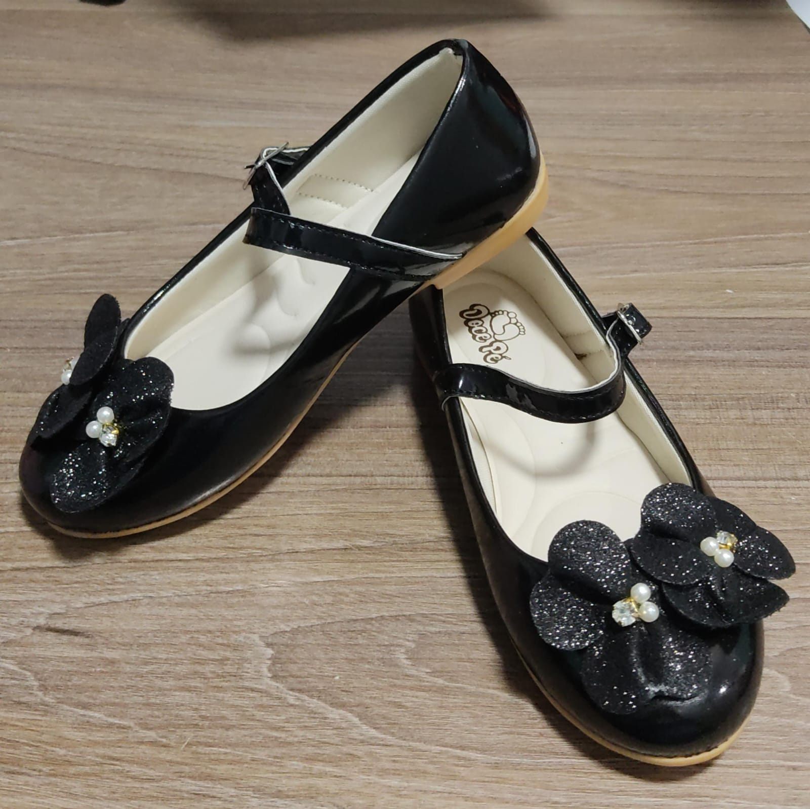 Sapatinho Preto Verniz C/ Aplique de Flores Glitter Luxo