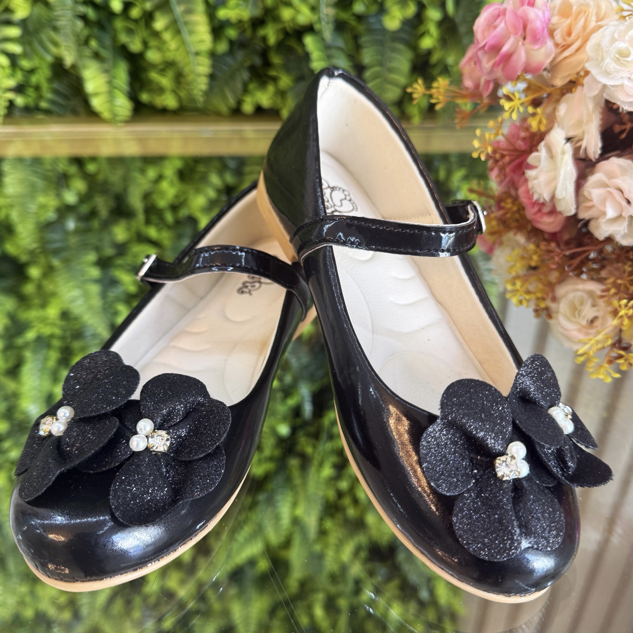 Sapatinho Preto Verniz C/ Aplique de Flores Glitter Luxo