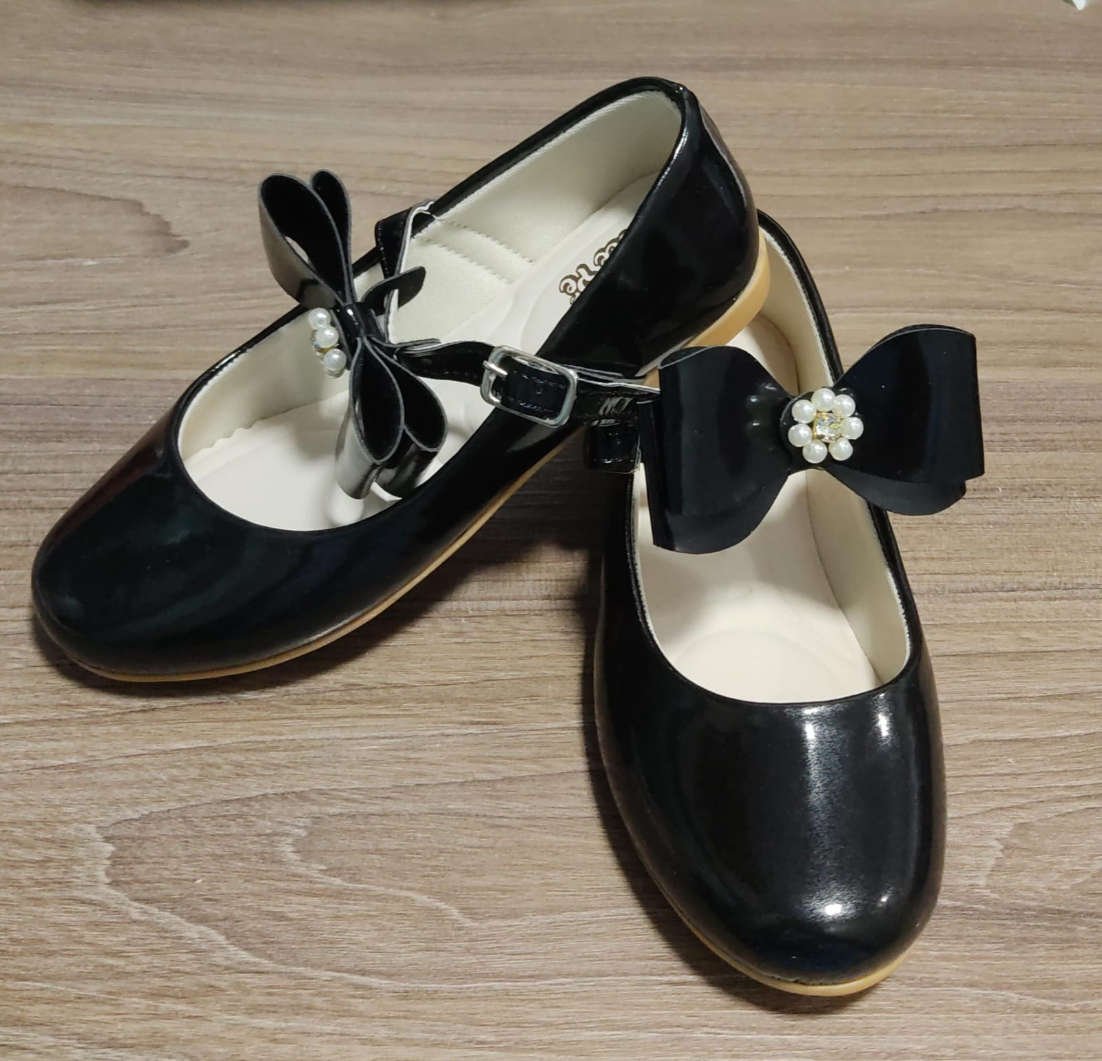 Sapatinho Preto Verniz C/ Lacinho e Flor de Strass