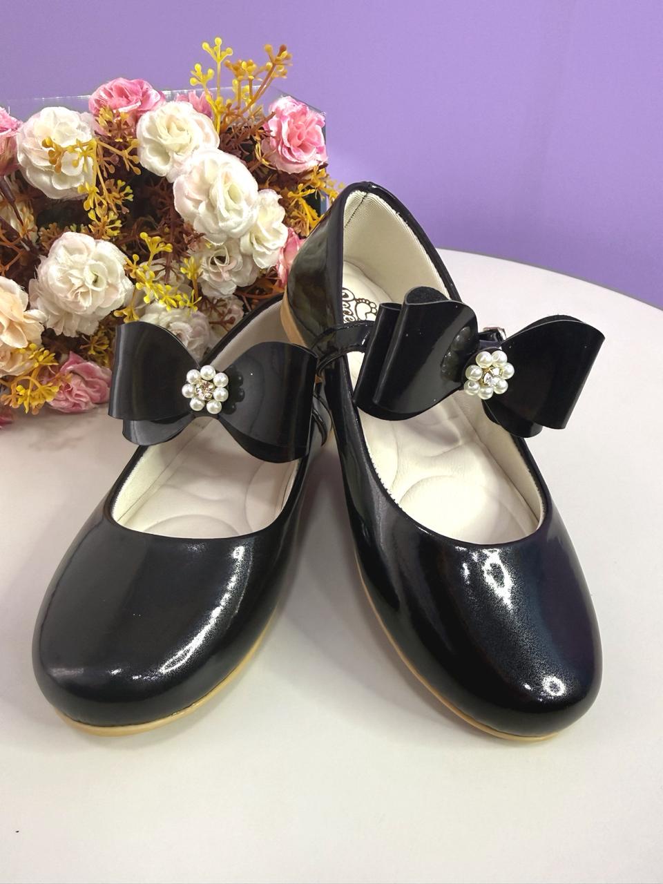 Sapatinho Preto Verniz C/ Lacinho e Flor de Strass
