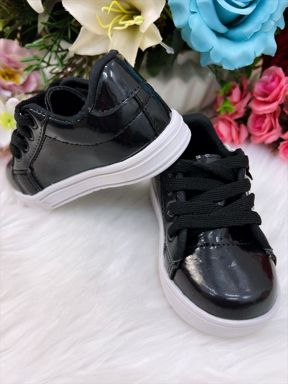 Tenis preto com sales flores