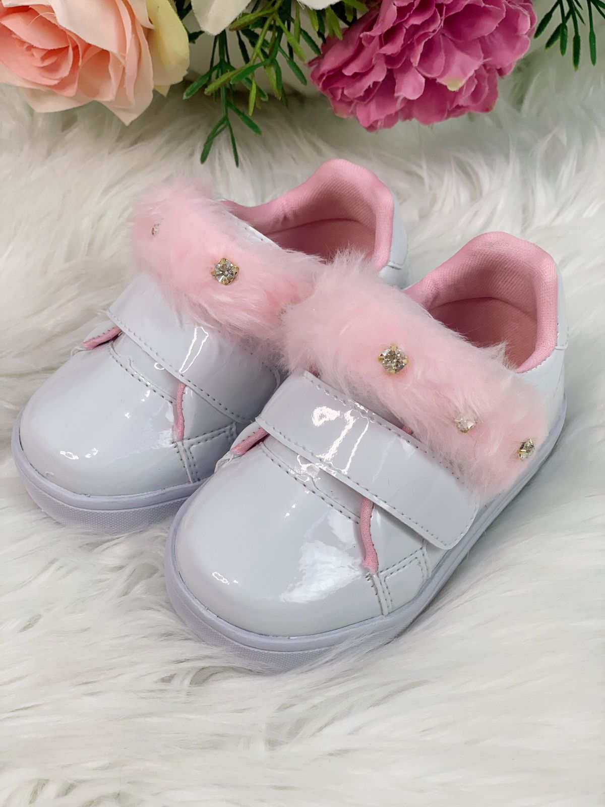 Tênis Branco Verniz Com Pelúcia e Strass Meninas