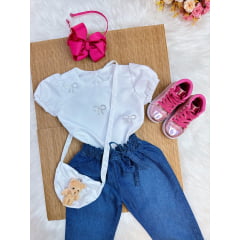 Conjunto infantil C/ Blusa Branca e Calça Jeans Azul Bolsinha