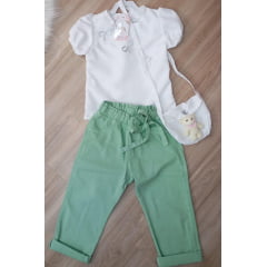 Conjunto infantil Com Blusa Branca e Calça Verde Bolsinha