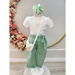 Conjunto infantil Com Blusa Branca e Calça Verde Bolsinha