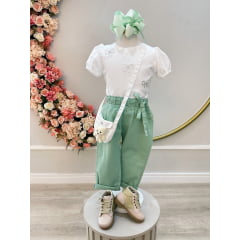 Conjunto infantil Com Blusa Branca e Calça Verde Bolsinha