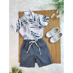 Conjunto Camisa Branca Estampada Com Bermuda Cinza de Cordão