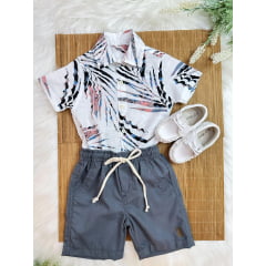 Conjunto Camisa Branca Estampada Com Bermuda Cinza de Cordão