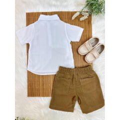 Conjunto Camisa Branco Com Bermuda Caqui de Cordão