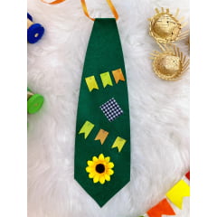 Gravatinha Infantil Junina Verde Escuro C/ Aplique de Bandeirinhas Girassol