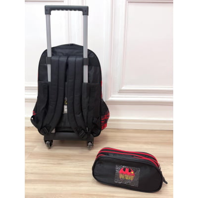 Kit Mochila Infantil Com Rodinhas e Estojo triplo do Batman Preta e Vermelha