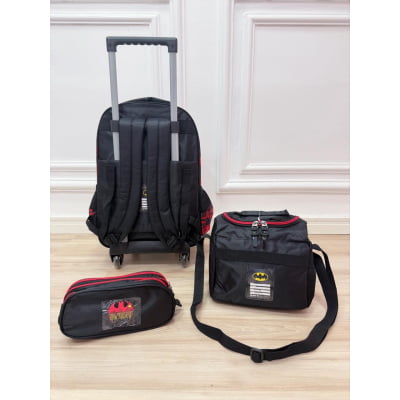 Kit Mochila Infantil Com Rodinhas  + Lancheira Térmica e Estojo Triplo do Batman Preta e Vermelha
