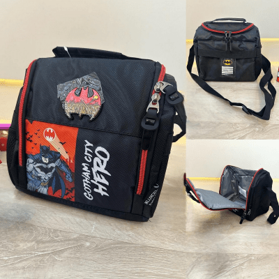 Kit Mochila Infantil Com Rodinhas  + Lancheira Térmica e Estojo Triplo do Batman Preta e Vermelha