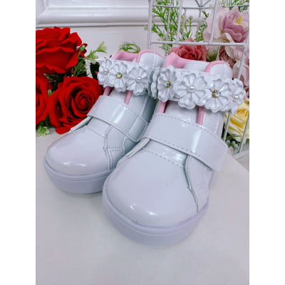 Coturno Infantil Branco Verniz C/ Velcro e Aplique Florzinhas Coturno Infantil Branco Verniz C/ Velcro e Aplique Florzinhas