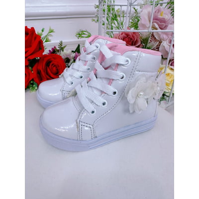 Coturno Infantil Branco Verniz Cadarço Florzinha Borboleta Coturno Infantil Branco Verniz Cadarço Florzinha Borboleta