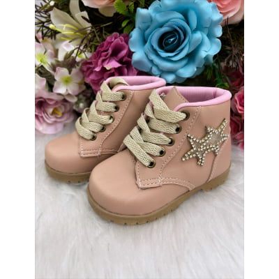 Coturno Infantil Nude Com Estrela e Brilho e Cadarço Coturno Infantil Nude Com Estrela e Brilho e Cadarço