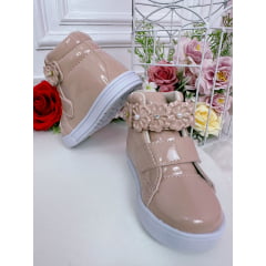 Coturno Infantil Nude Verniz C/ Velcro e Aplique Florzinhas