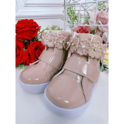 Coturno Infantil Nude Verniz C/ Velcro e Aplique Florzinhas Coturno Infantil Nude Verniz C/ Velcro e Aplique Florzinhas