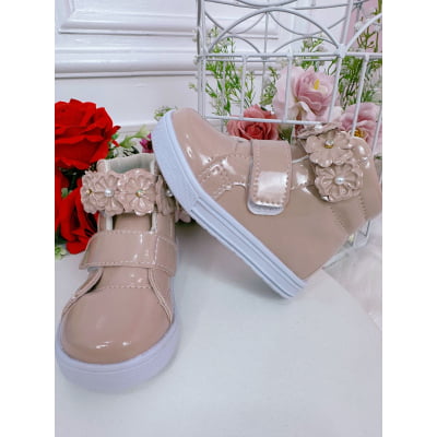 Coturno Infantil Nude Verniz C/ Velcro e Aplique Florzinhas