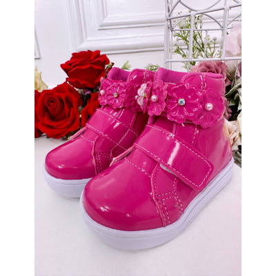 Coturno Infantil Pink Verniz C/ Velcro e Aplique Florzinhas Coturno Infantil Pink Verniz C/ Velcro e Aplique Florzinhas