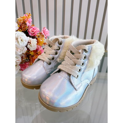 Coturno Infantil Prata Furta Cor Com Pelúcia e Cadarço Luxo Coturno Infantil Prata Furta Cor Com Pelúcia e Cadarço Luxo