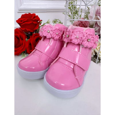 Coturno Infantil Rosa Chiclete Verniz C/ Velcro e Florzinhas Coturno Infantil Rosa Chiclete Verniz C/ Velcro e Florzinhas