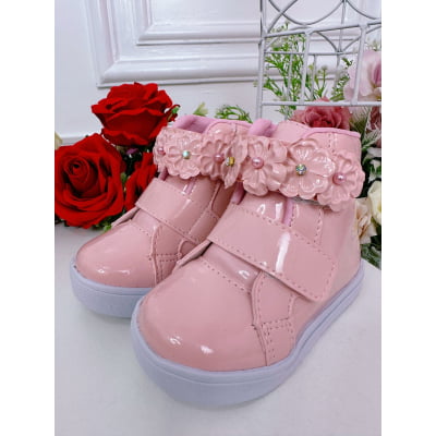 Coturno Infantil Rosa Verniz C/ Velcro e Aplique Florzinhas Coturno Infantil Rosa Verniz C/ Velcro e Aplique Florzinhas