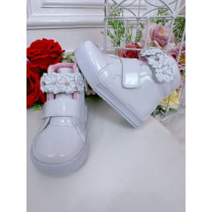 Coturno Infantil Branco Verniz C/ Velcro e Aplique Florzinhas