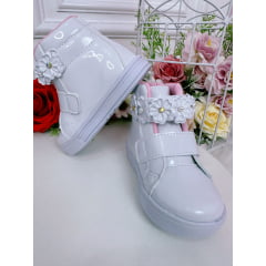 Coturno Infantil Branco Verniz C/ Velcro e Aplique Florzinhas